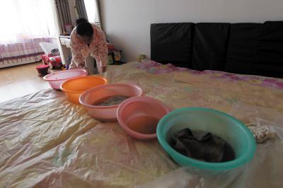 宝丰楼上漏水，住户失联，小区没物管，业主维权难！律师来支招……
